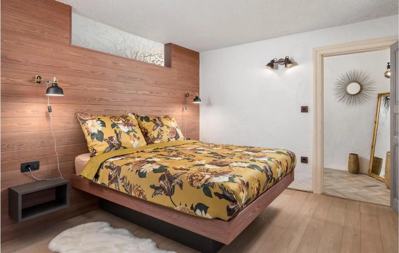 Amazing Home In Mucici With Kitchen Holiday home
